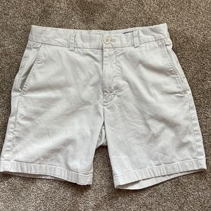 Vineyard Vines Mens Cream Chino Breaker Shorts Size 30. 6.5 Inseam. Good!